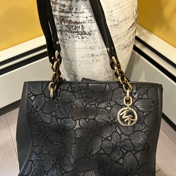 Michael Kors Black Bag, Has Hangtag, No smells, rips or stains, zip pockets - Picture 3 of 6